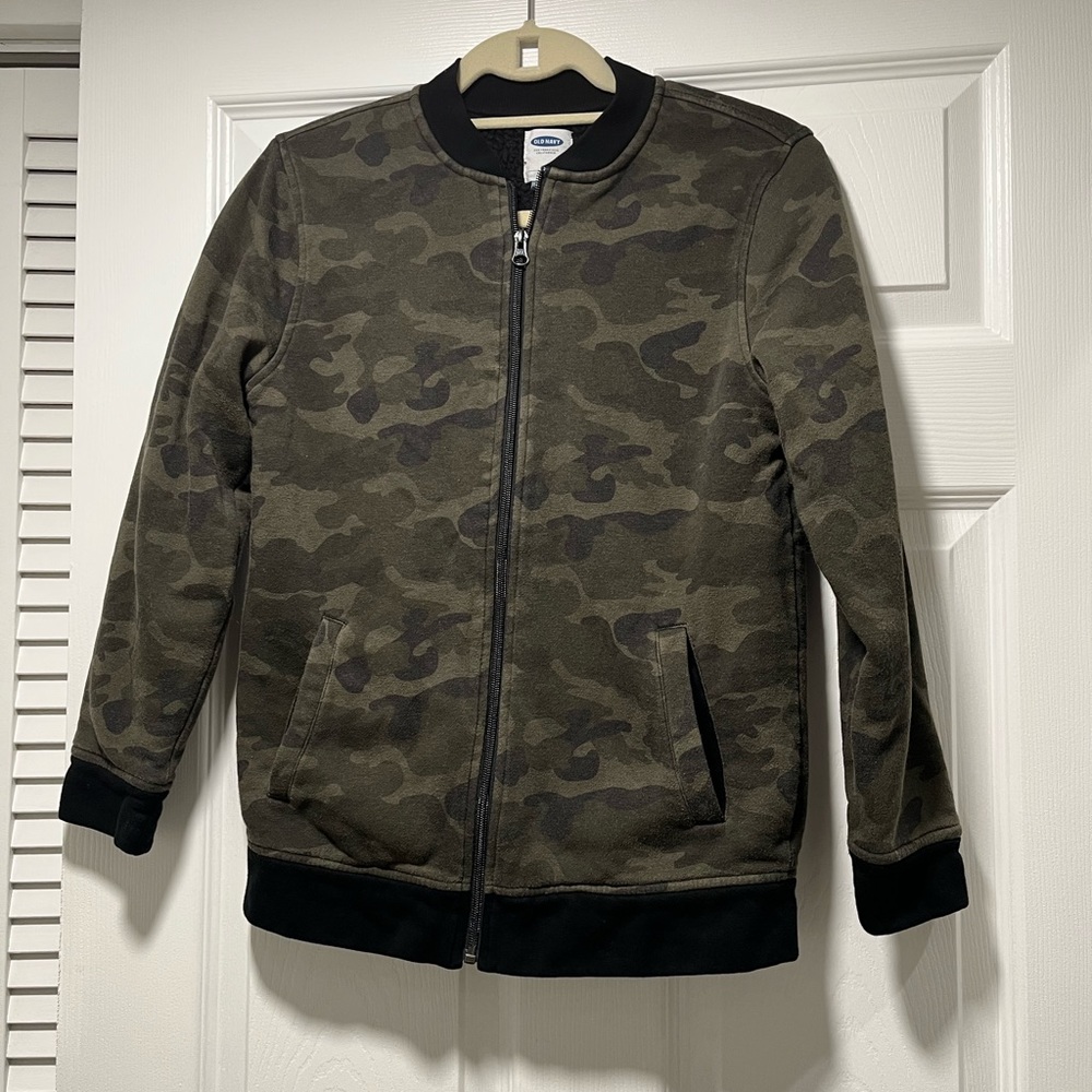 - Old Navy camouflage jacket, size 14/16 young boys Brown/ green